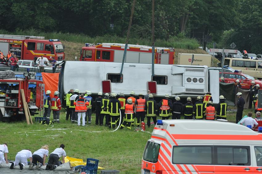 Schwerer Unfall mit Reisebus Lohmar Donrather Dreieck P545.JPG